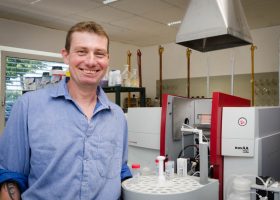Dirk Beizenkroll bei der Abwasseranalytik mittels Flammen-Atomabsorptions-Spektrometer